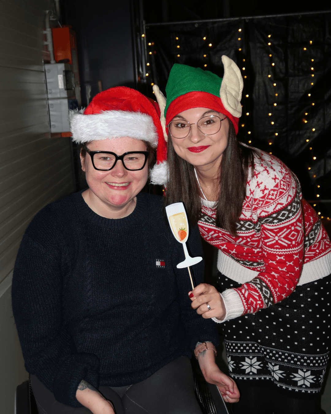 Zwei Mitarbeiter mit Fotobox Accessoires